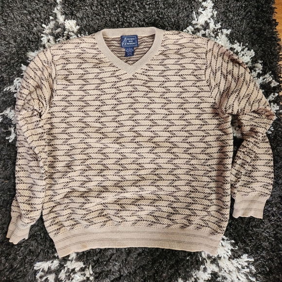 Cute sweater! - Picture 2 of 5